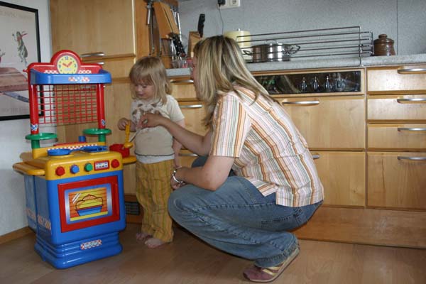 Gefahren durch Hitze können den Jüngsten beispielsweise an einer Kinderküche verdeutlicht werden.